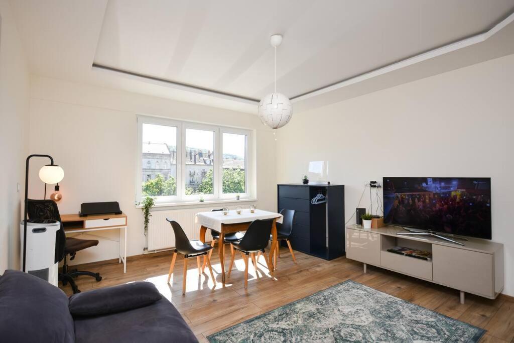 Апартаменты Renovated Stylish Flat At The Castle&metro *