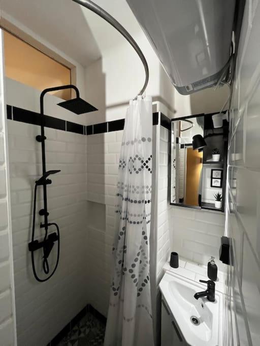 Апартаменты Renovated Stylish Flat At The Castle&metro *